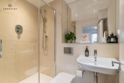 a bathroom with a shower and a sink and a toilet at STYLISH 4 BED FAMILY HOME AT MADEJSKI, READING UNIVERSITY in Reading