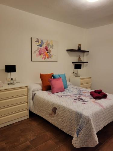 Posteľ alebo postele v izbe v ubytovaní Casa baja preciosa con jardín privado en primera línea naturista!