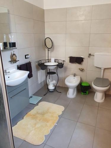 La salle de bains est pourvue d'un lavabo et de toilettes. dans l'établissement Villa Monica, à Luino
