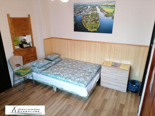 Cama o camas de una habitación en Emma Vendégház Békésszentandrás
