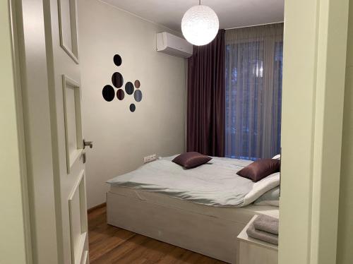 Una cama o camas en una habitación de Уютен апартамент на 3 мин. от главната и Капана +паркинг