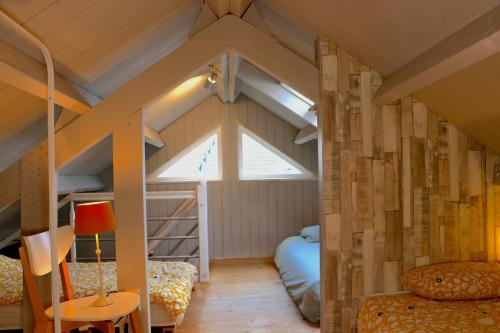a room with two bunk beds and a window at Het Wierhuis in Pieterburen
