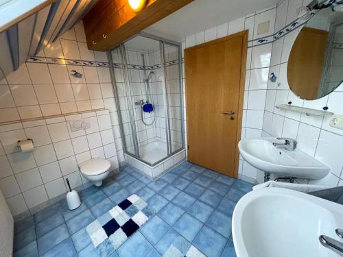 uma casa de banho com um lavatório e um WC em Ferienwohnung Heuboden em Amtzell