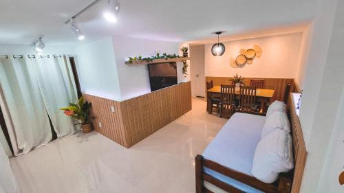 uma sala de estar com uma cozinha e uma sala de jantar em Ap Anjos de Arraial - Residencial de frente para a Praia dos Anjos - Arraial do Cabo em Arraial do Cabo