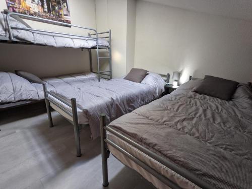 2 Betten in einem Zimmer mit 2 Etagenbetten in der Unterkunft MARINES DU ROUSSILLON Villa en résidence avec piscine à 150 m de la plage v100 in Saint-Cyprien