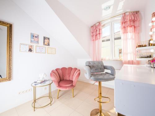 a room with two chairs and a table at Hotel Sobienie Królewskie in Sobienie Szlacheckie