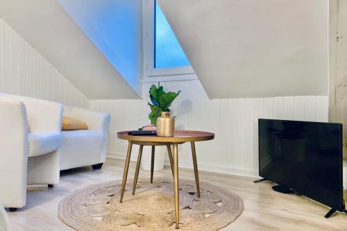 un salon avec une table et une télévision dans l'établissement #CM Studio hypercentre, à Grenoble