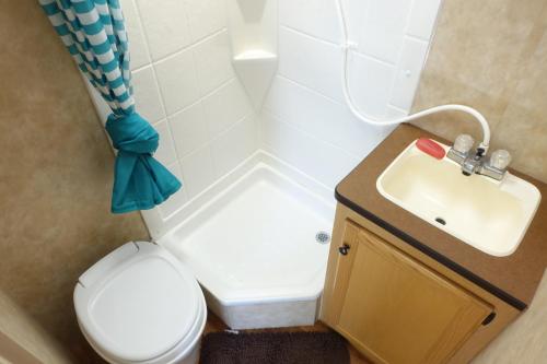 małą łazienkę z toaletą i umywalką w obiekcie Best RV-Studio to Visit NYC-EWR Airport-Free Parking w mieście Hillside