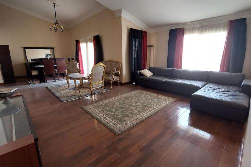 Ruang duduk di Spacious cheerful apartment