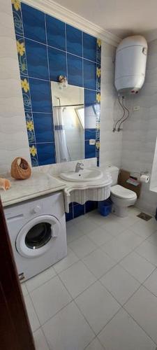 Bilik mandi di Spacious cheerful apartment