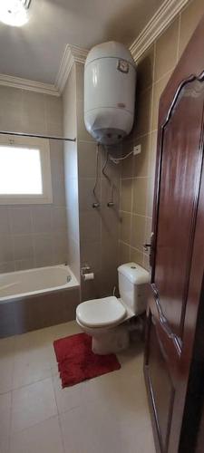 Bilik mandi di Spacious cheerful apartment