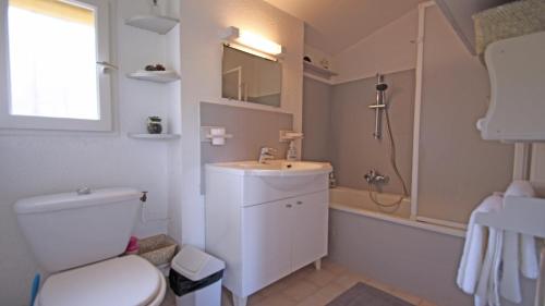 une salle de bain avec toilettes, lavabo et douche dans l'établissement Les Bastides de Guerrevieille, à Sainte-Maxime