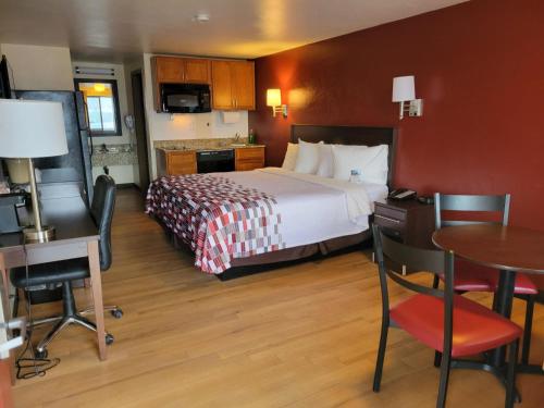 Llit o llits en una habitació de Red Roof Inn Grand Junction