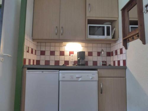 Appartement Bellentre, 2 pièces, 5 personnes - FR-1-329-33にあるキッチンまたは簡易キッチン