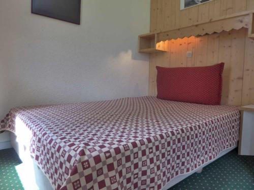ベラントルにあるAppartement Bellentre, 2 pièces, 5 personnes - FR-1-329-33のベッドルーム1室(赤と白のチェック入り毛布付きのベッド1台付)