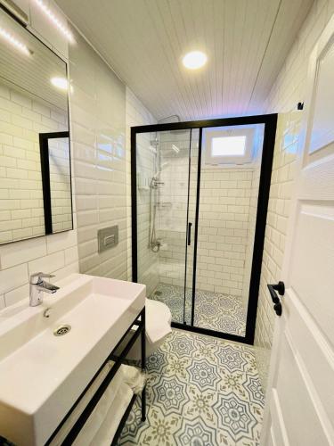 a bathroom with a shower and a sink and a toilet at YALI PANSİYON in Kas