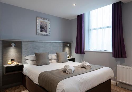 Ein Bett oder Betten in einem Zimmer der Unterkunft Hogs Back Hotel & Spa Nr Farnham