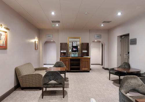 TV/Unterhaltungsangebot in der Unterkunft Hogs Back Hotel & Spa Nr Farnham