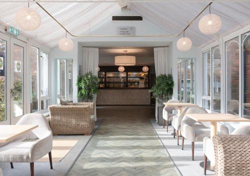 Ein Sitzbereich in der Unterkunft Hogs Back Hotel & Spa Nr Farnham