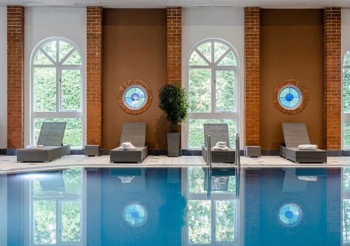Der Swimmingpool an oder in der Nähe von Hogs Back Hotel & Spa Nr Farnham