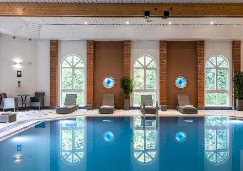 Der Swimmingpool an oder in der Nähe von Hogs Back Hotel & Spa Nr Farnham