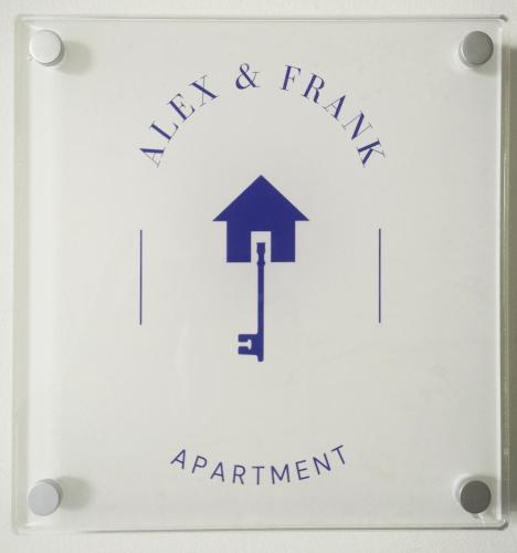 una señal blanca con las palabras ayuda y amigo expiación en Alex & Frank Apartment en Crotone