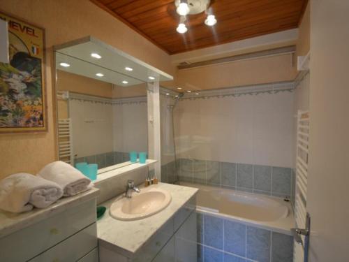 La salle de bains est pourvue d'un lavabo, d'une baignoire et d'un miroir. dans l'établissement Appartement Courchevel 1850, 3 pièces, 6 personnes - FR-1-514-40, à Courchevel