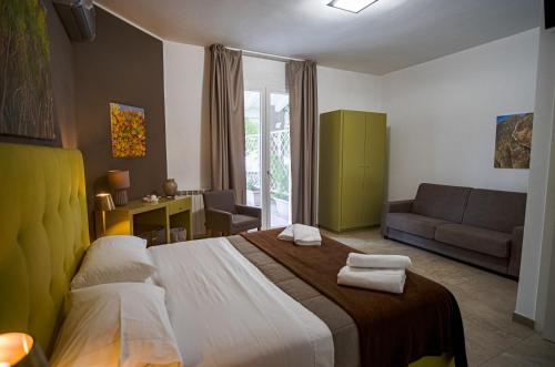 een slaapkamer met een groot bed en handdoeken bij B&B Le Muse in Mondello