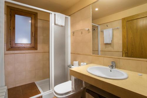 W łazience znajduje się umywalka, prysznic i toaleta. w obiekcie Francoli w mieście Canillo