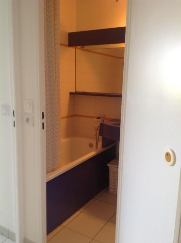 une salle de bain avec une baignoire et un lavabo dans l'établissement Studio Cabine Village Cap Estérel AGAY 3/4 personnes, à Drammont