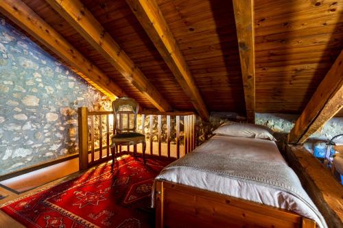 a bedroom with a bed in a log cabin at Casa El Molí de Bor a Cerdanya in Bor