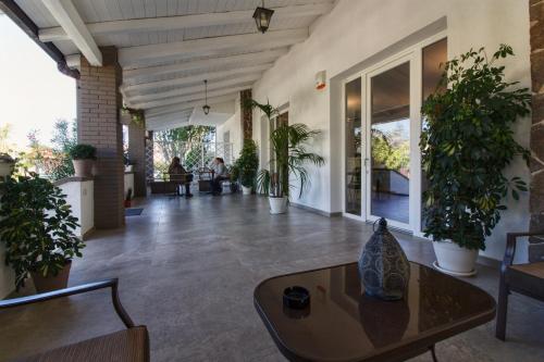 a living room with a table and potted plants at B&B Le Muse in Mondello