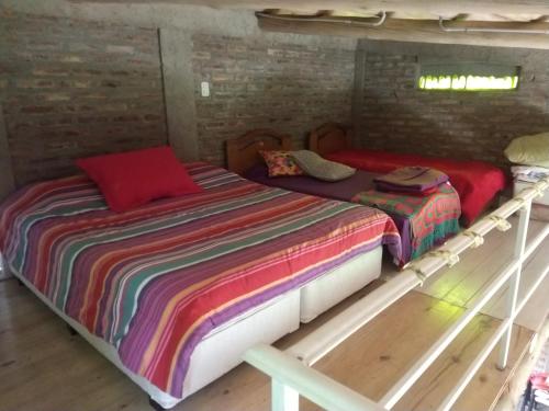 1 dormitorio con 2 camas en una habitación en CASA CUBO en Tunuyán