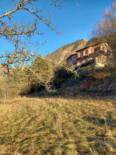 ein Haus an der Seite eines Hügels in der Unterkunft Maison Bohème Vesubie in La Bollène-Vésubie