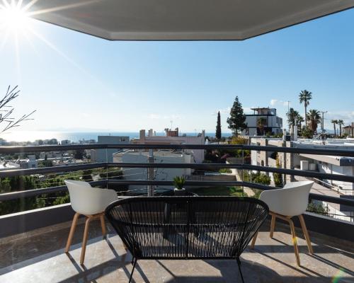 un patio con tavolo e sedie sul balcone. di Athenian Riviera Luxurious Residence ad Atene