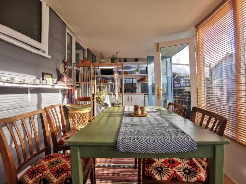 Η κουζίνα ή μικρή κουζίνα στο 2Bed Cabin w Parking near Snowdonia National Park