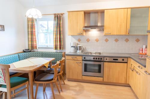 Una cocina con una mesa y un comedor. en Appartmenthaus Bachler, en Haus im Ennstal
