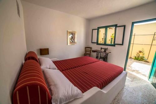 a bedroom with a large bed with a red blanket at Casa Chalet La Casita in Tabayesco