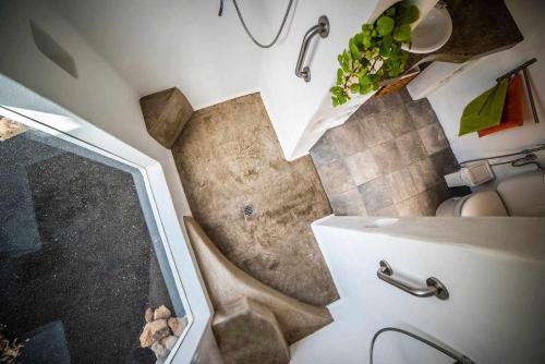 an overhead view of a bathroom with a shower at Casa Chalet La Casita in Tabayesco
