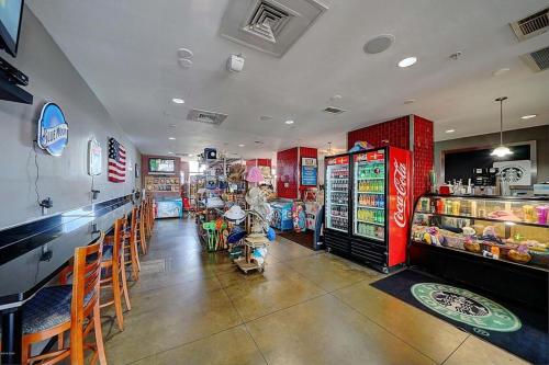 una tienda con un niño sentado en un cochecito en el pasillo en Majestic Beach Resort Tower 2 by Panhandle Getaways, en Panama City Beach