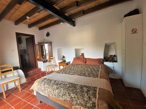 - une chambre avec un grand lit dans l'établissement Arhontiko Askas Mansion, à Askas