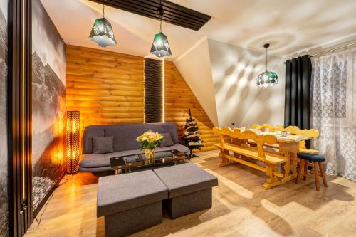 a living room with a couch and a table at Sauna-balia-Apartamenty Góraleczka II- w wakacje w każdą środę i czwartek gorąca balia GRATIS in Czarna Góra