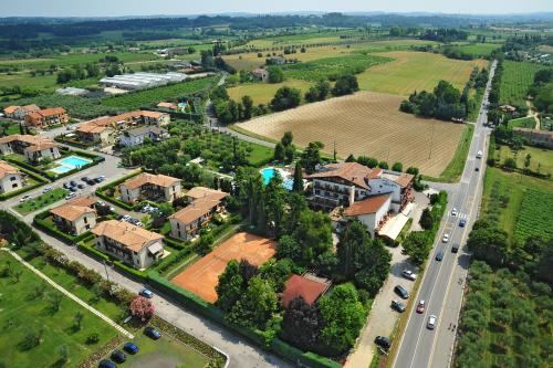 an aerial view of a house with a road at Parc Hotel Casa Mia in Lazise
