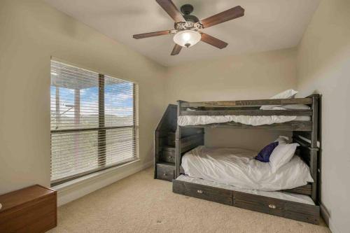 een slaapkamer met een stapelbed en een plafondventilator bij Canyon Lake Home with Breathtaking View in Canyon Lake