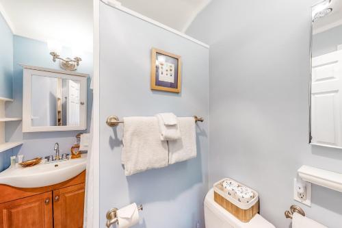 a bathroom with a sink and a toilet at Day Dreamer in Florence