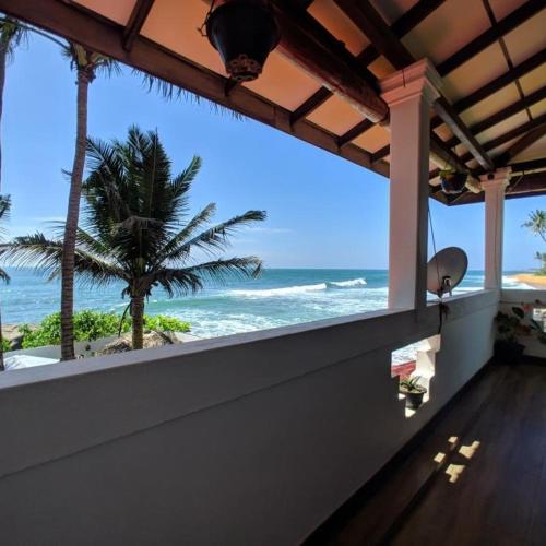 - Balcón con vistas a la playa en Ashen's Beach House, en Busse