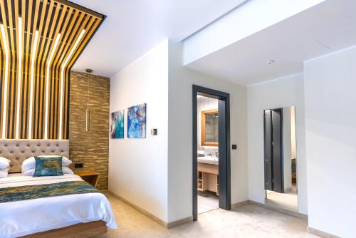 a bedroom with a bed and a bathroom at Hotel Ivascu in Moisei