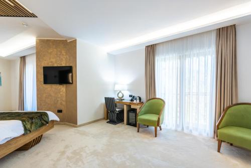 a hotel room with a bed and a desk at Hotel Ivascu in Moisei