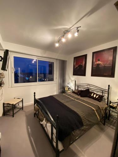 une chambre avec un lit et une grande fenêtre dans l'établissement Marina, à Le Touquet-Paris-Plage