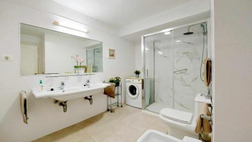 Un baño con lavabo, ducha e inodoro. en Vistas al Teide II Piscina climatizada 39, en Puerto de la Cruz